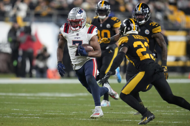 Pats QB throws 3 TD passes; Steelers playoff chances hurt